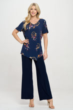 Load image into Gallery viewer, Plus Size Point V-Neckline Top-3062HT-SXD1-D012
